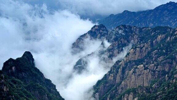 云海在黄山石心峰