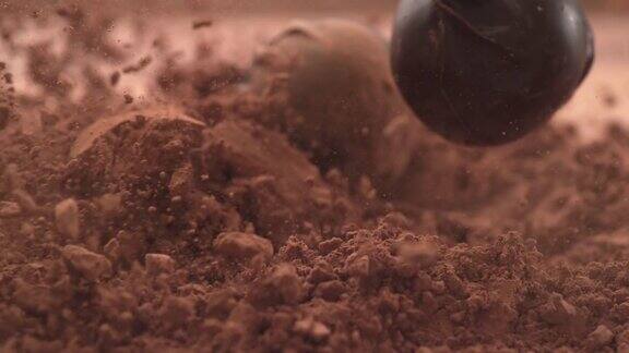 巧克力松露落入巧克力粉的慢动作