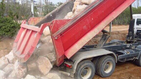 卸载岩石的重型卡车
