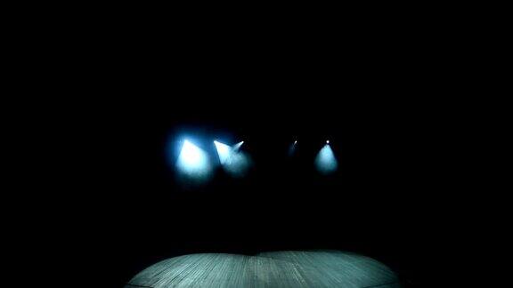 明亮的舞台灯光闪烁照明设备舞台上的烟雾