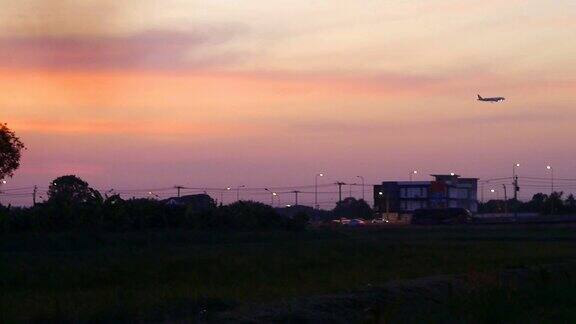 喷气式飞机降落在夕阳背景下