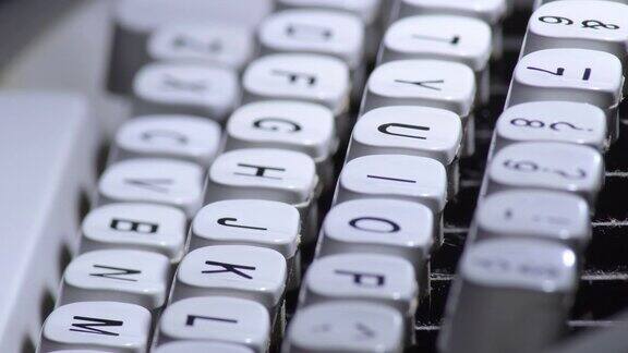 用旧打字机打字