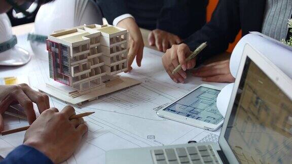 建筑师团队头脑风暴与建筑师模型的设计解决方案