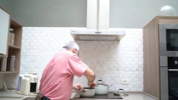 老男人在厨房跳舞做饭