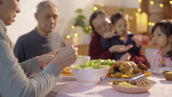 多代亚洲家庭喜欢在庆祝圣诞派对或感恩节或新年前夕假期时一起在家里吃饭