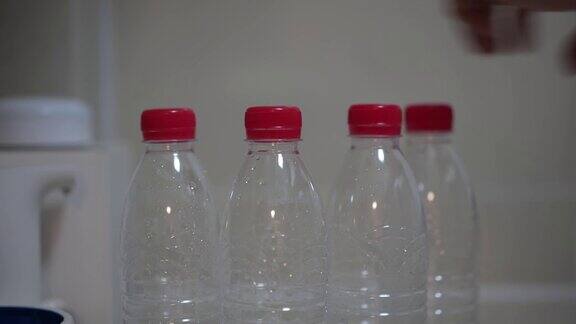 厨房桌子上有塑料瓶回收水瓶的塑料