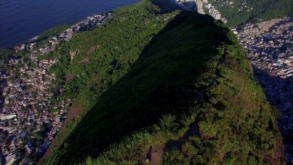 贫民窟空中天线:在巴西里约热内卢高楼耸立两边都是贫民窟