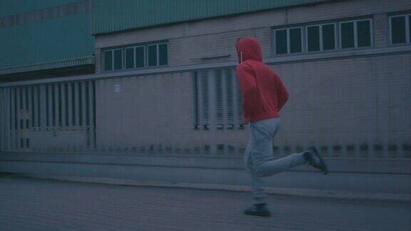 在城市环境中慢跑的男子