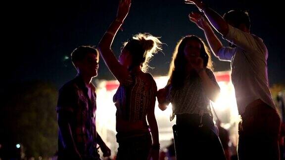 一群朋友在音乐会上玩得很开心跳舞