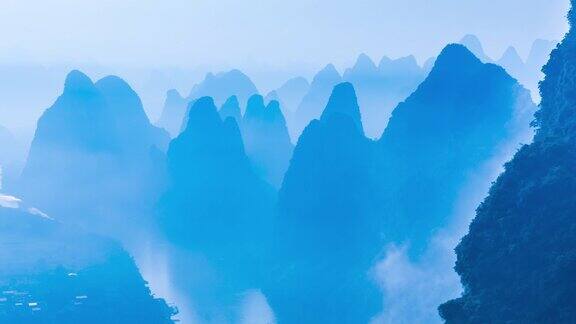 日出时分的桂林景观漓江和喀斯特山脉