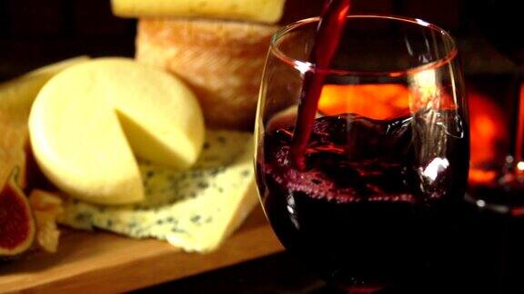 一杯红酒放在奶酪盘的背景上
