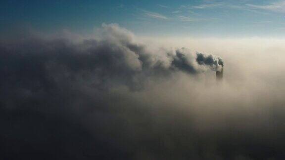 电厂或燃煤电厂的管道高高在云之上排放有害气体