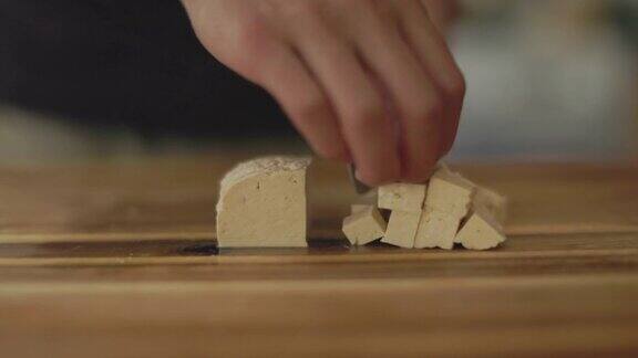 在木板上手工切豆腐