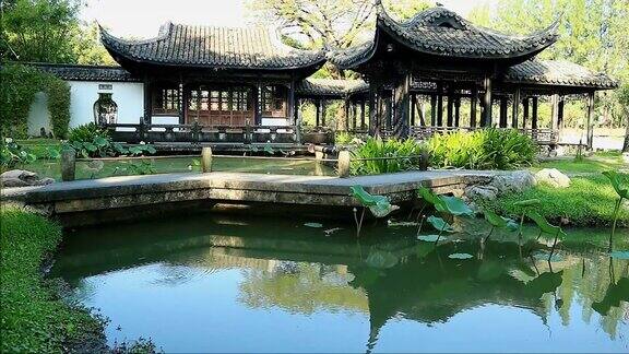 中国传统园林的镜头与令人惊叹的观景亭在睡莲池