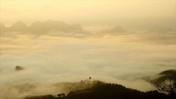 山上有日出和雾