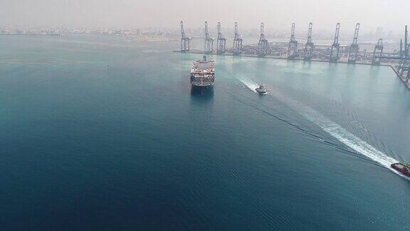 无人机拍摄的船只离开吉达海港