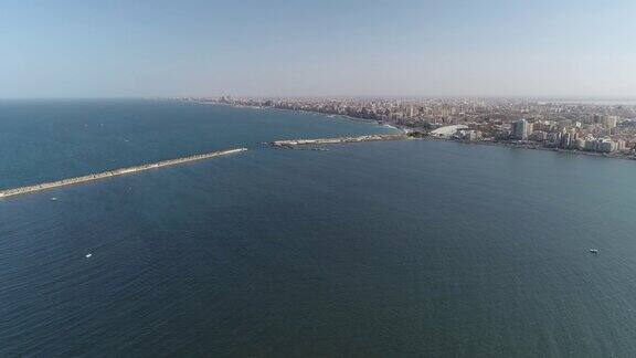 一架无人机在埃及亚历山大港市海上拍摄-凯特湾城堡