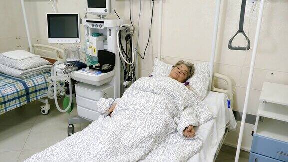 躺在医院病床上的老妇人4k