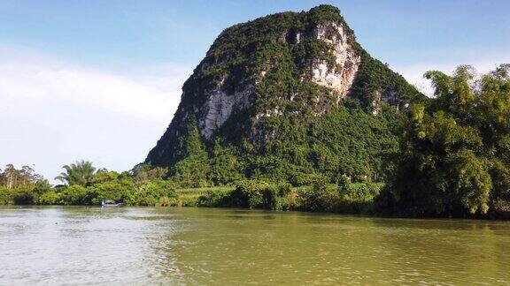 河上游弋着中国乡村的石灰岩景观和山水景观