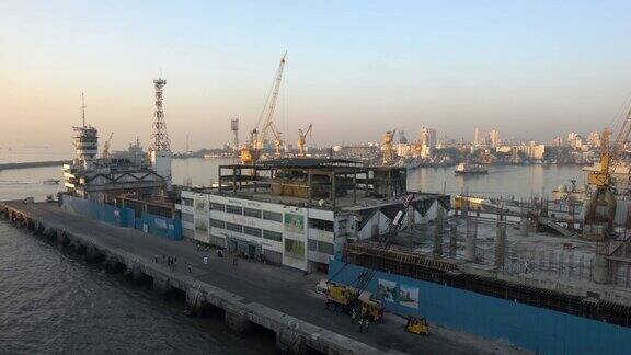 孟买港口的工业起重机