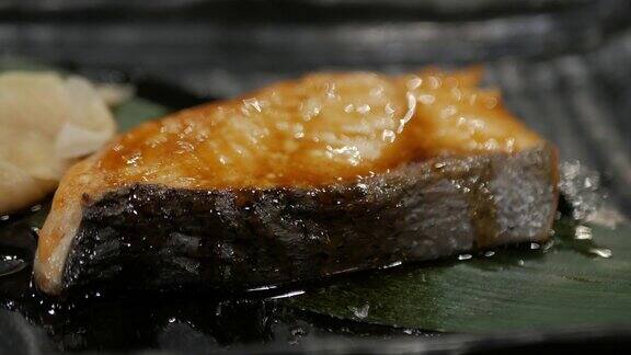 红烧的鲑鱼酱汁烤三文鱼片日本食品