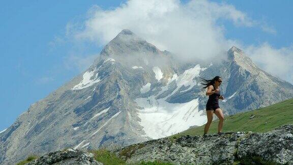 一个成年女子跑过一座高山