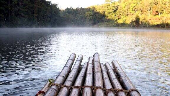 竹筏上的庞翁(庞塘水库)MaeHongSon泰国节日由湖