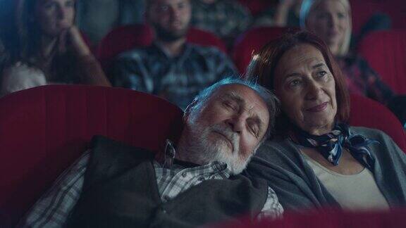 在电影院男人睡在女人的肩膀上