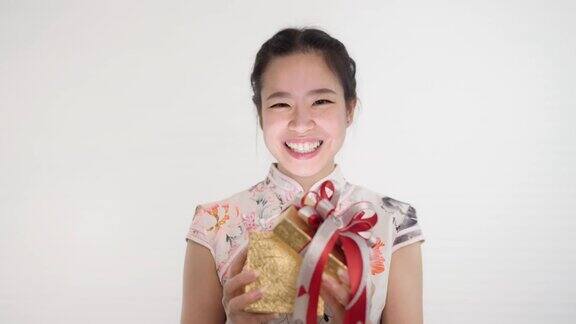 亚洲女性在中国农历新年打开礼品盒时兴奋而快乐