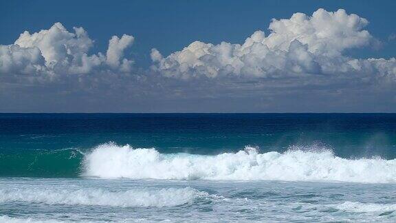 在夏威夷瓦胡岛上的Banzai管道冲浪点海浪破裂