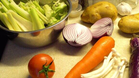 蔬菜拌匀铺好番茄胡萝卜土豆洋葱蘑菇