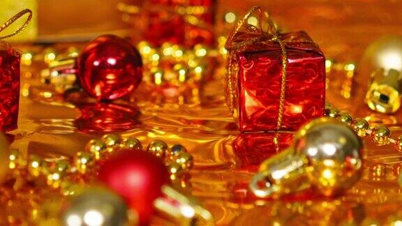 圣诞装饰在红色和金色闪闪发光的背景小礼物