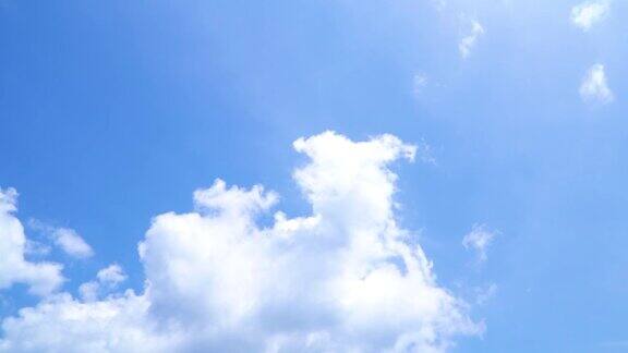 湛蓝的天空上有美丽的白云