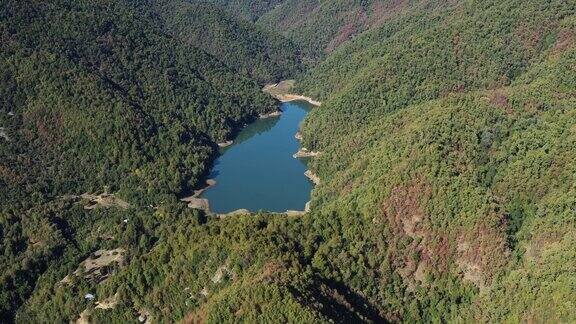 智利Maule地区的山泻湖EmbalseBullileo无人机航拍视频