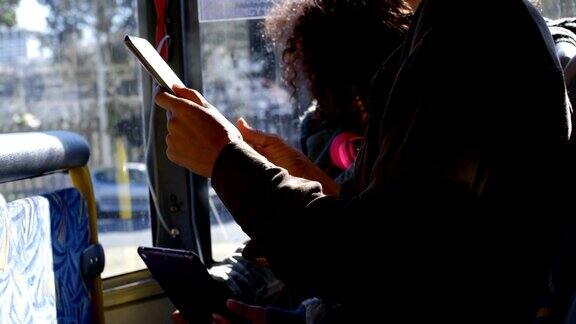 母女在乘坐4k巴士旅行时使用数字平板电脑