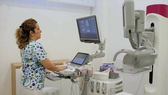 护士为医生和病人准备医用超声扫描仪