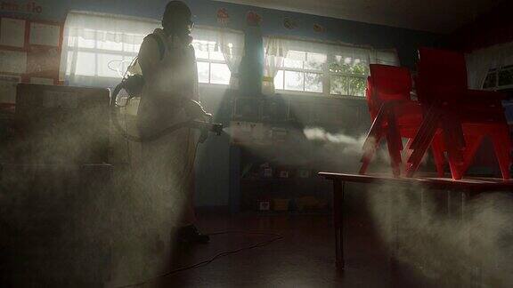 在冠状病毒大流行期间在教室周围喷洒清洁溶液