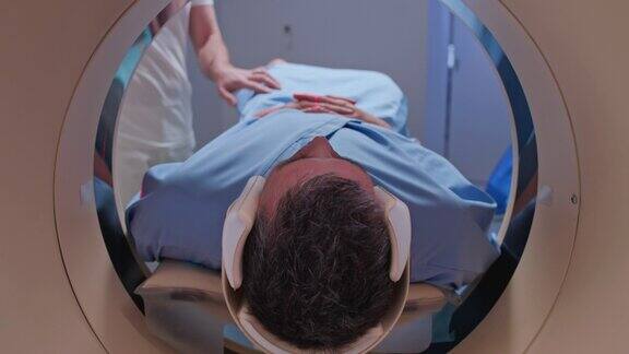 男性患者头部先滑进MRI扫描仪