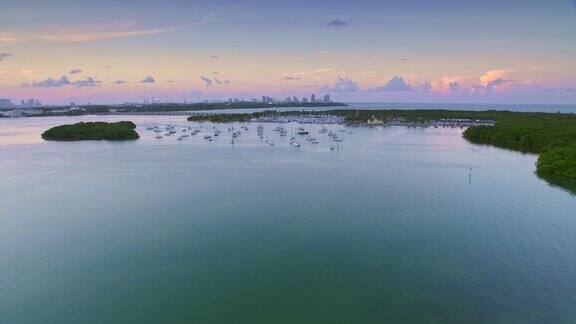 空中克兰登公园码头在比斯坎湾佛罗里达日落
