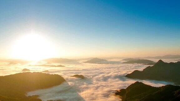泰国北部的山景日出和薄雾