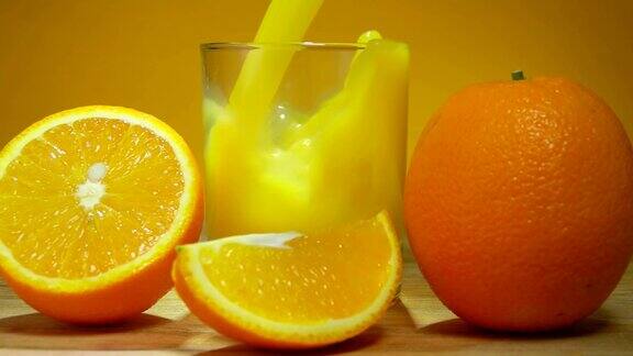 美味的橙汁倒在黄色背景的玻璃杯里