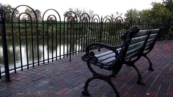 美国俄亥俄州辛辛那提市纽波特河畔的长凳