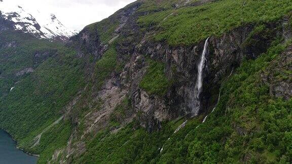 瀑布在geirangerfjord