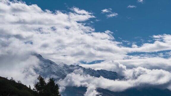 在印度喜马偕尔邦拉豪尔的圣盖潘峰上云层的时间流逝云在山下翻滚云在山上移动覆盖着雪峰