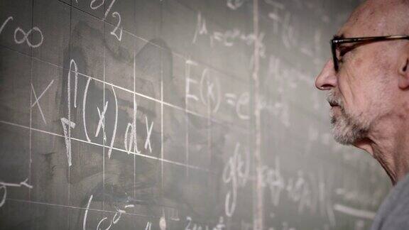 教授在黑板上写字