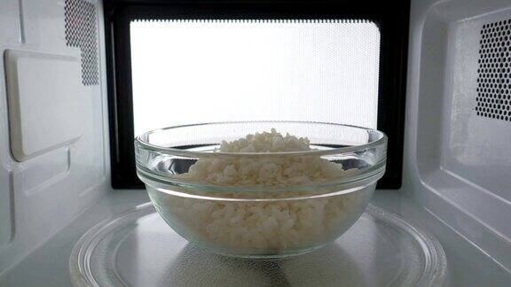 煮熟的白米在微波炉内重新加热
