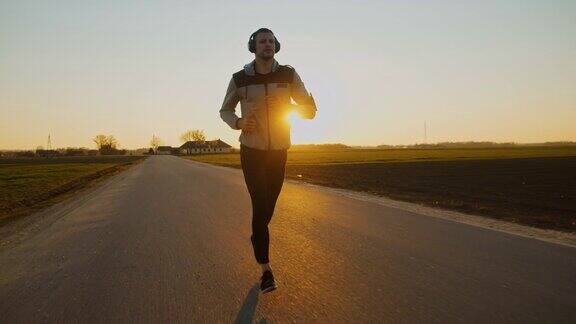 日落时分一名男子在公路上慢跑