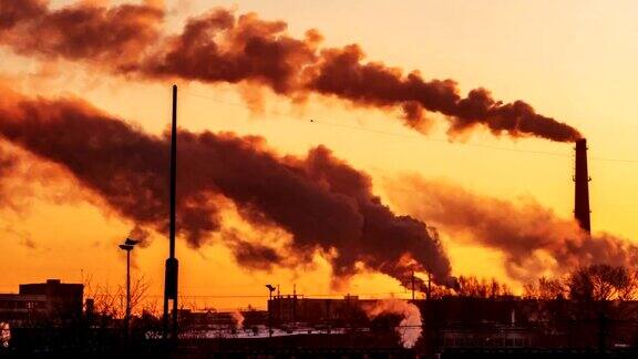 工厂烟囱里冒出的烟雾越过灰色的天空和云层工业污染时间流逝