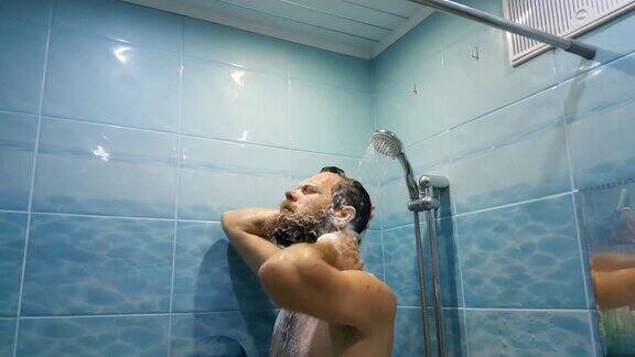 蓄着胡须的中年白人男子在淋浴