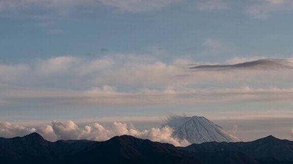 晚上在富士山山顶上积聚的云的时间间隔